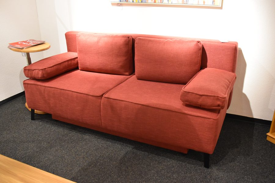 Kompaktes Schlafsofa mit Bettfunktion in rotem Stoff