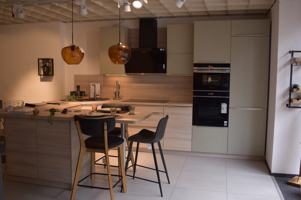 Moderne Wohnküche mit Theke und Barhockern