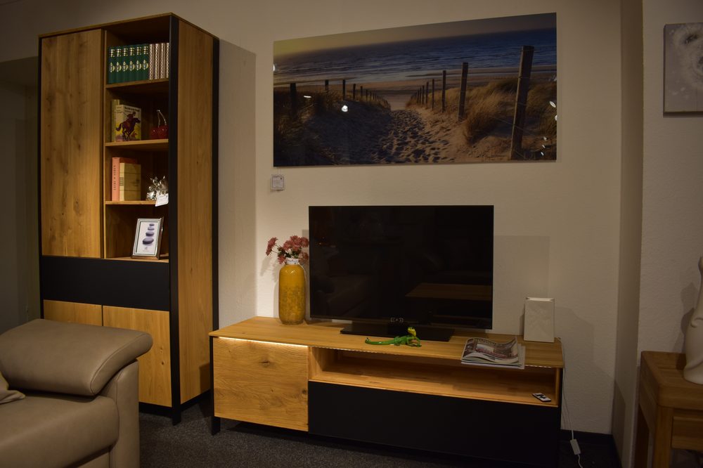 Wohnwand mit TV-Element in Wildeiche