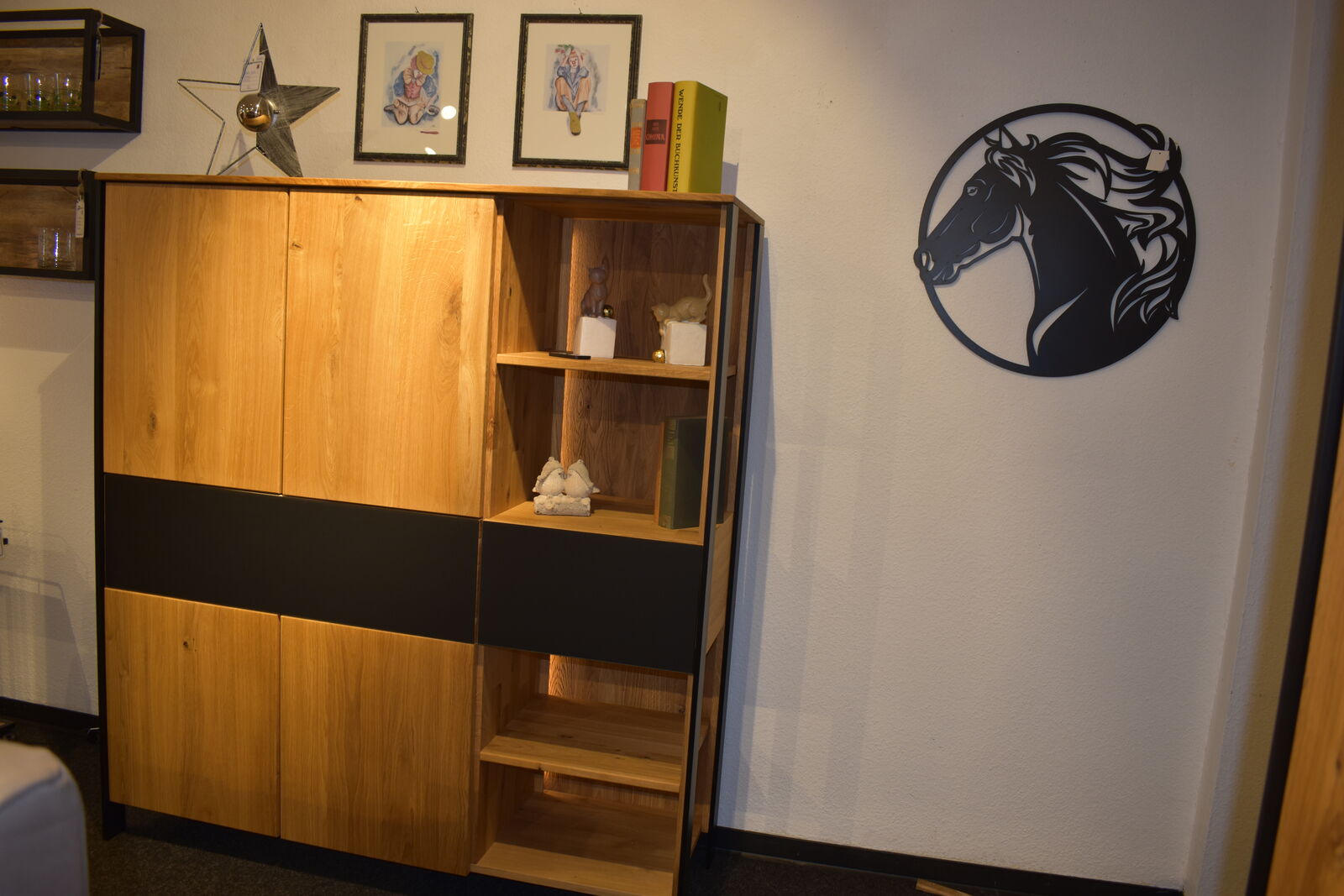 Highboard in Wildeiche mit dunklen Fronten