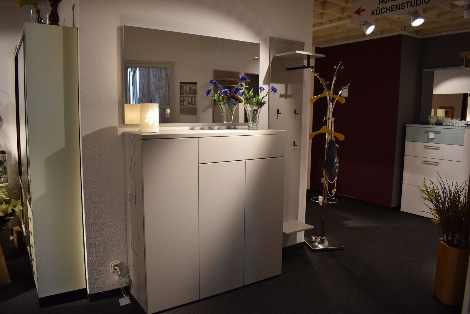 Garderobenkombination mit Kleiderständer aus unserer Ausstellung