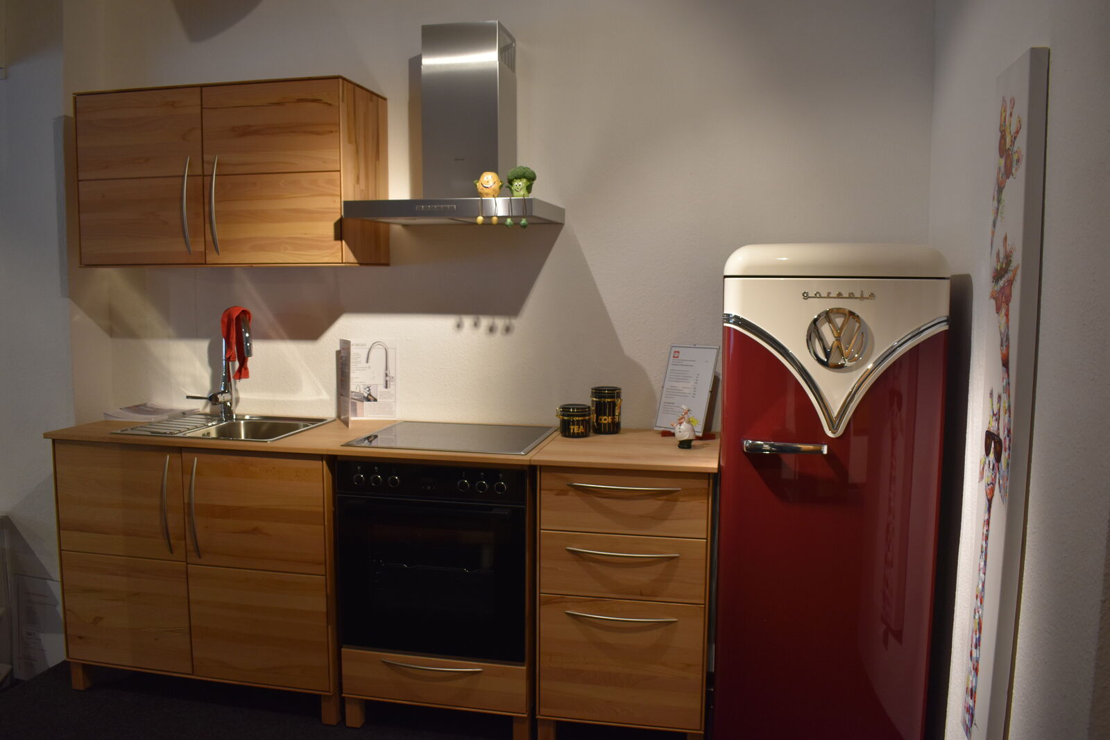 Küche in Kernbuche mit Retro-Kühlschrank