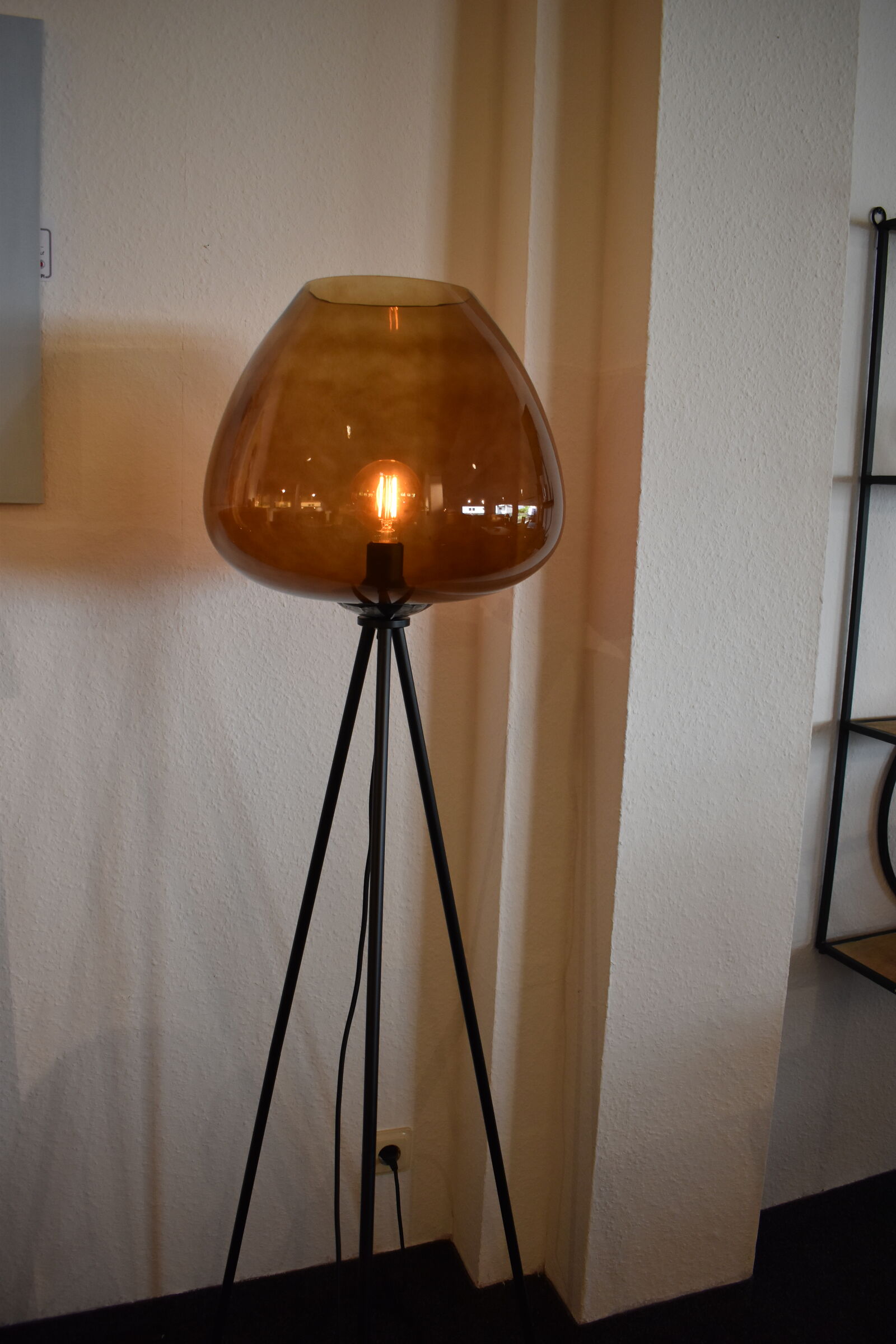 Stehleuchte mit Schirm aus Rauchglas