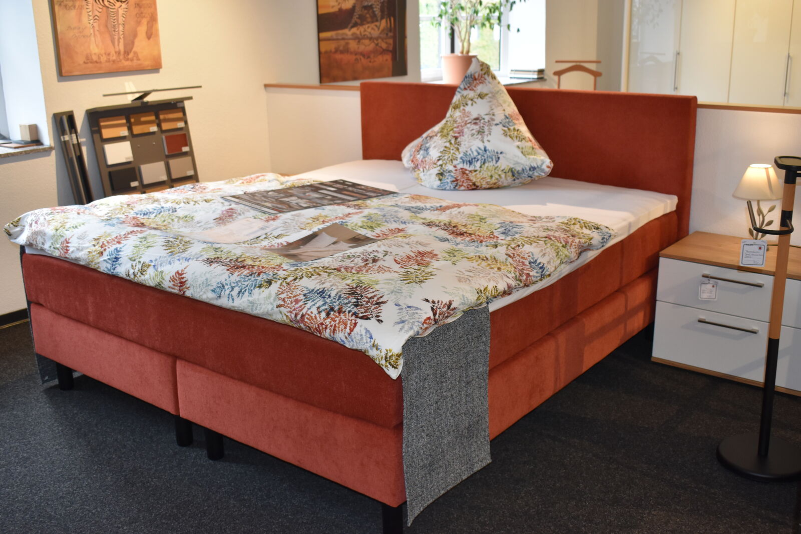 Boxspringbett in Terrakotta aus unserer Ausstellung