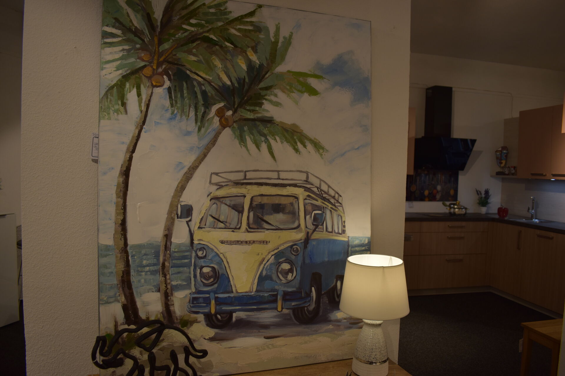 Küche mit VW-Bulli-Wandbild in unserer Ausstellung