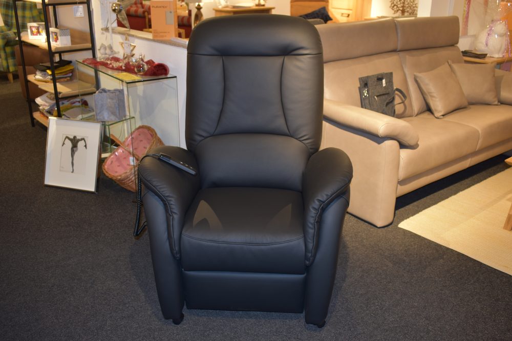 TV-Sessel in dunklem Leder aus unserer Ausstellung